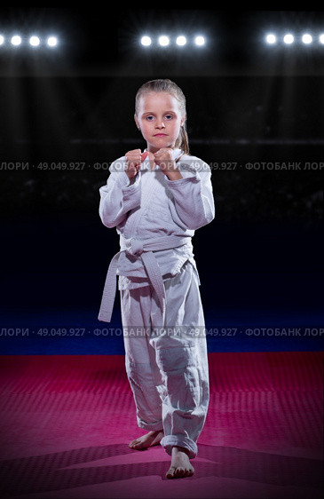 Little girl aikido fighter at sports hall. Стоковое фото, агентство Ingram Publishing / Фотобанк Лори