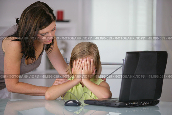 Little girl at a laptop. Стоковое фото, агентство Ingram Publishing / Фотобанк Лори