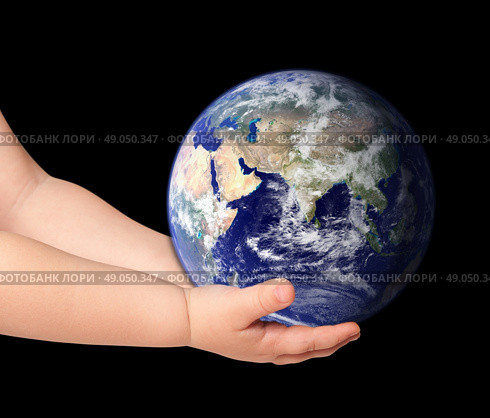 Little girl hold globe on black. Стоковое фото, агентство Ingram Publishing / Фотобанк Лори