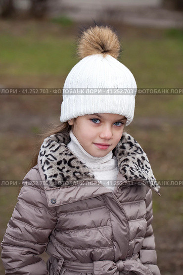 Little girl in a white knitted hat autumn. Стоковое фото, фотограф Андрей Аркуша / Фотобанк Лори