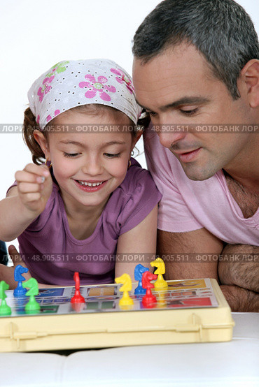 Little girl playing  board game. Стоковое фото, агентство Ingram Publishing / Фотобанк Лори