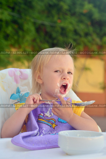 Little girl she has yogurt and soiled. Стоковое фото, фотограф Арестов Андрей Павлович / Фотобанк Лори