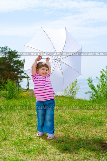 Little girl with parasol in forest. Стоковое фото, агентство Ingram Publishing / Фотобанк Лори