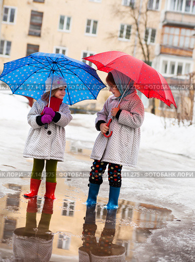 little girls walking through puddles. Стоковое фото, фотограф Дарья Трофимова / Фотобанк Лори