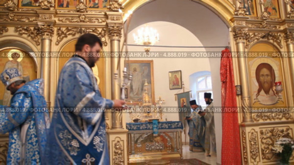 Литургия архиерейским чином в русской православной церкви (2013 год). Редакционное видео, видеограф Mikhail Erguine / Фотобанк Лори