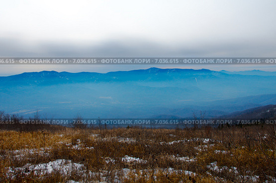 Ливадийский хребет. Панорама. Голубая дымка в долине. Стоковое фото, фотограф Сергеев Игорь / Фотобанк Лори
