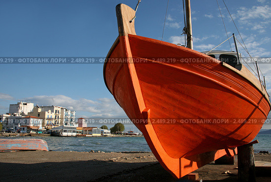 Лодка на морском берегу. Остров Эгина. Греция (2009 год). Стоковое фото, фотограф Gagara / Фотобанк Лори