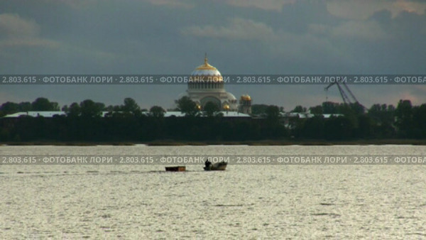 Лодка плывет на фоне Морского собора святителя Николая Чудотворца. Стоковое видео, видеограф Discovod / Фотобанк Лори