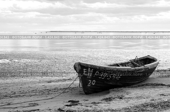 Лодки на берегу моря (2009 год). Редакционное фото, фотограф Михаил Митин / Фотобанк Лори