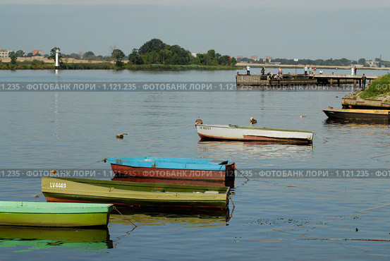 Лодки на реке (2009 год). Редакционное фото, фотограф Андрей Лабутин / Фотобанк Лори