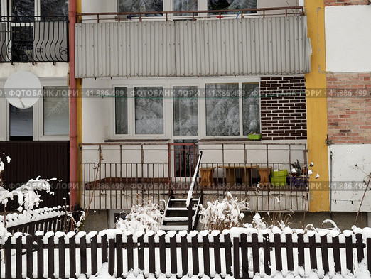 Loggias of apartment house with front garden in winter, Poland (2018 год). Стоковое фото, фотограф Алексей Антипов / Фотобанк Лори
