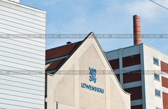 Лого Löwenbräu на здании. Мюнхен. Бавария. Германия (2019 год). Редакционное фото, фотограф E. O. / Фотобанк Лори