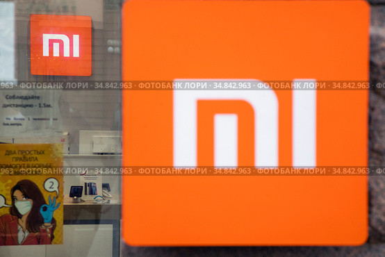 Логотип китайского производителя электронники Xiaomi в фирменном магазине на Тверской улице в центре города Москвы, Россия (2020 год). Редакционное фото, фотограф Николай Винокуров / Фотобанк Лори