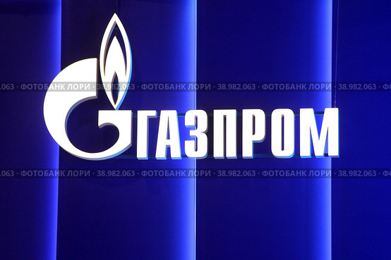 Логотип российской нефтегазодобывающей компании "Газпром" (2018 год). Редакционное фото, фотограф Александр Тарасенков / Фотобанк Лори