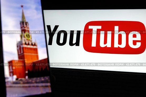 Логотип видео-хостинга Youtube на экране ноутбука и фотография Красной площади на экране смартфона.28 июля 2024.Москва, Россия. Редакционное фото, фотограф Артём Соболев / Фотобанк Лори
