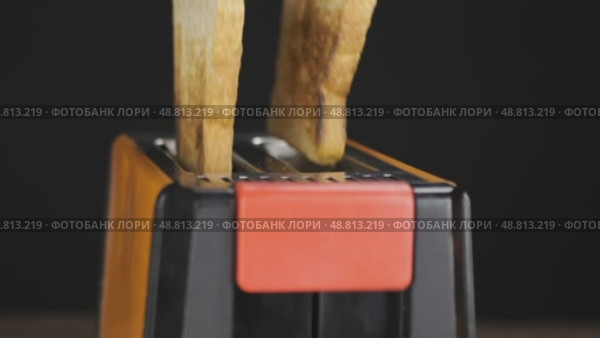 Ломтики поджаренного хлеба, выпрыгивающие из тостера. Крупный план. Стоковое видео, видеограф Александр Собко / Фотобанк Лори