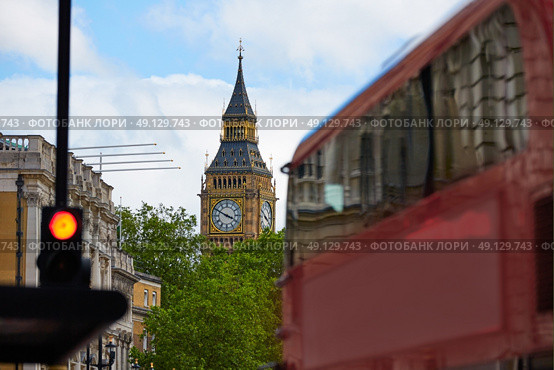 London Big Ben from Trafalgar Square traffic in UK. Стоковое фото, агентство Ingram Publishing / Фотобанк Лори