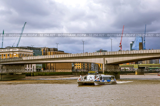 Лондонский мост (London Bridge).  Лондон. Великобритания (2019 год). Редакционное фото, фотограф Сергей Афанасьев / Фотобанк Лори