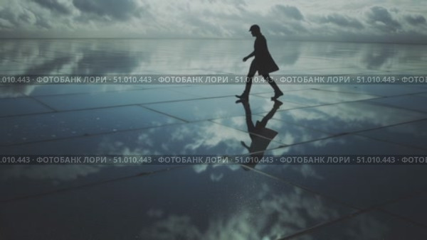 Lonely figure walking on reflective surface under cloudy sky at coastal location during sunset. Стоковое AI-видео, аниматор Сергей Толмачёв / Фотобанк Лори