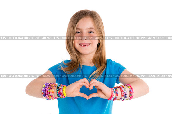 Loom rubber bands bracelets blond kid girl heart shape fingers gesture on white. Стоковое фото, агентство Ingram Publishing / Фотобанк Лори