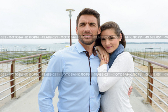 loving cuople on a bridge. Стоковое фото, агентство Ingram Publishing / Фотобанк Лори