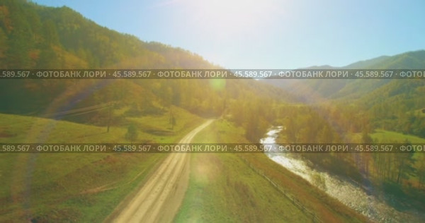 Low altitude flight over fresh fast mountain river with rocks at sunny summer morning. Стоковое видео, видеограф Александр Маркин / Фотобанк Лори