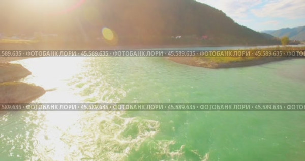 Low altitude flight over fresh fast mountain river with rocks at sunny summer morning. Стоковое видео, видеограф Александр Маркин / Фотобанк Лори