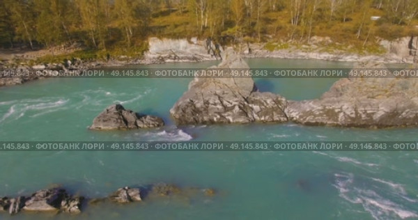 Low altitude flight over fresh fast mountain river with rocks at sunny summer morning. Стоковое видео, видеограф Александр Маркин / Фотобанк Лори