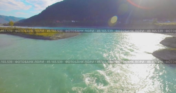 Low altitude flight over fresh fast mountain river with rocks at sunny summer morning. Стоковое видео, видеограф Александр Маркин / Фотобанк Лори