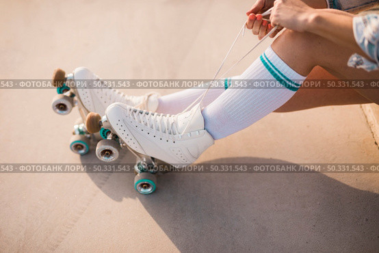 low section woman tying roller skate lace. High resolution photo. low section woman tying roller skate lace. High quality photo. Стоковое фото, агентство Ingram Publishing / Фотобанк Лори