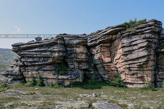Low syenite rock igneous mountain formation. cooled layers of magma. Climbing training area. Стоковое фото, фотограф Екатерина Якименко / Фотобанк Лори