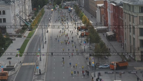 Люди бегут в центре Москвы. Городской марафон по бегу. (2020г) Редакционное видео, видеограф Глущенко Елена / Фотобанк Лори
