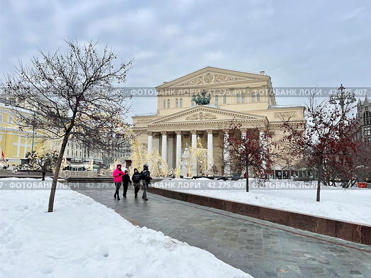 Люди гуляют перед зданием Большого театра зимой в пасмурную погоду. Москва. Редакционное фото, фотограф Овчинникова Ирина / Фотобанк Лори