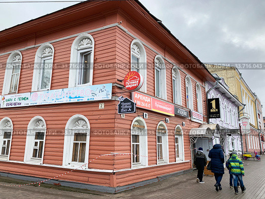 Люди гуляют рядом с историческим зданием на улице Ленина, дом 16 в городе Вологда. Бывший дом Паничева 19 века (2020 год). Редакционное фото, фотограф Овчинникова Ирина / Фотобанк Лори