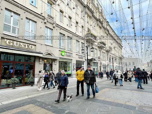 Люди гуляют в Камергерском переулке в марте 2024 года. Москва. Ранее - комплекс доходных домов Е. А. Обуховой и князя С. С. Оболенского. Редакционное фото, фотограф Овчинникова Ирина / Фотобанк Лори