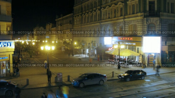 Люди ходят в центре города ночью рядом с рестораном Тануки (2012 год). Редакционное видео, видеограф Losevsky Pavel / Фотобанк Лори