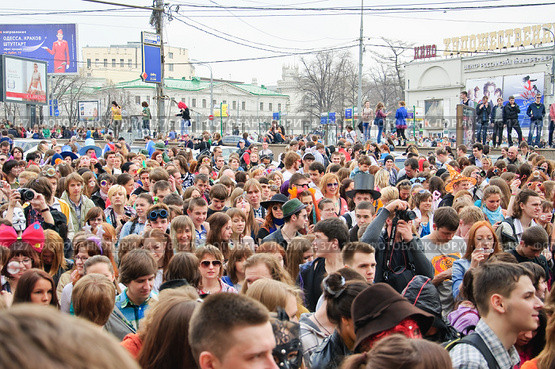 Люди, идущие на парад мыльных пузырей Dreamflash (2012 год). Редакционное фото, фотограф Алёшина Оксана / Фотобанк Лори