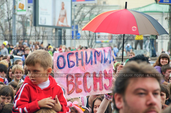 Люди, идущие на парад мыльных пузырей Dreamflash с лозунгом "Обними Весну" (2012 год). Редакционное фото, фотограф Алёшина Оксана / Фотобанк Лори