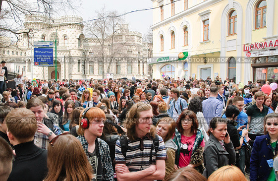 Люди, идущие на парад мыльных пузырей Dreamflash (2012 год). Редакционное фото, фотограф Алёшина Оксана / Фотобанк Лори