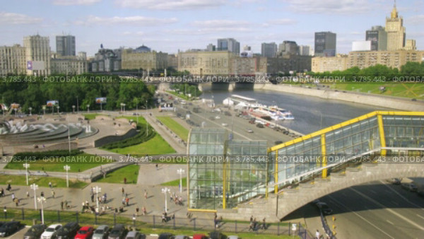 Люди идут по пешеходному мосту Богдана Хмельницкого, таймлапс (2012 год). Редакционное видео, видеограф Losevsky Pavel / Фотобанк Лори