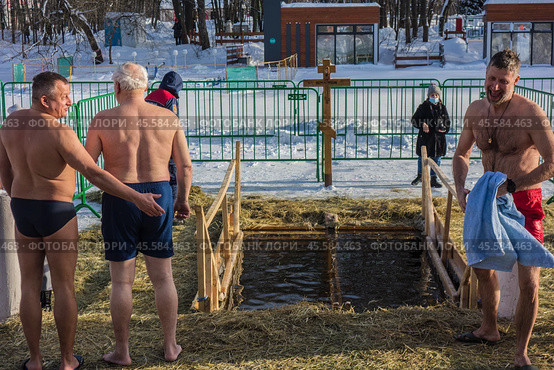 Люди купаются в проруби на праздник Крещения в Воронцовском парке, Москва (2022 год)./ Epiphany bathing in the ice hole in the Vorontsovo estate, Moscow. Редакционное фото, фотограф Iva Noel / Фотобанк Лори