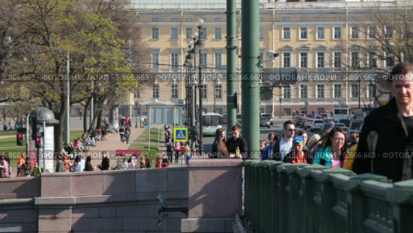Люди на Дворцовом мосту, Санкт-Петербург (2014 год). Редакционное видео, видеограф Кекяляйнен Андрей / Фотобанк Лори