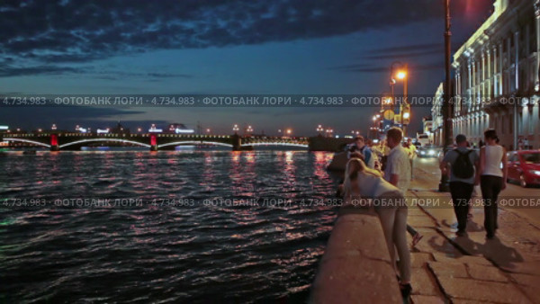 Люди на гранитной набережной в ожидании ночной разводки Троицкого моста, Санкт-Петербург (2013 год). Редакционное видео, видеограф Кекяляйнен Андрей / Фотобанк Лори
