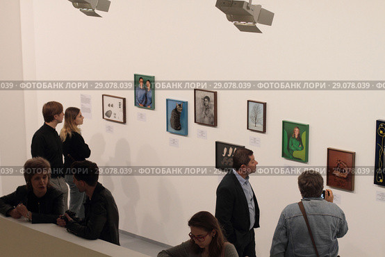 Люди на открытии выставки в МАММ «Джим Дайн. Из коллекции Центра Помпиду» (2018 год). Редакционное фото, фотограф Дмитрий Неумоин / Фотобанк Лори