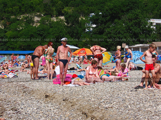 Люди на пляже в поселке Джубга (Россия) (2009 год). Редакционное фото, фотограф Маргарита Лир / Фотобанк Лори