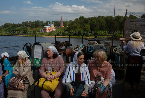 Люди переправляются на пароме через реку Волгу в Тутаеве. Редакционное фото, фотограф Дмитрий Киселёв / Фотобанк Лори