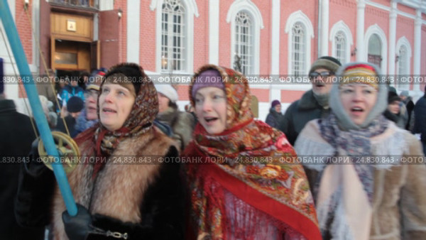 Люди поют Рождественские колядки у Тихвинского храма Коломны, 2017 год. Редакционное видео, видеограф Дмитрий Неумоин / Фотобанк Лори