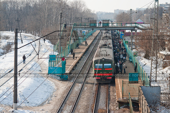 Люди садятся в электричку. Час пик (2009 год). Редакционное фото, фотограф Павел Гаврилов / Фотобанк Лори