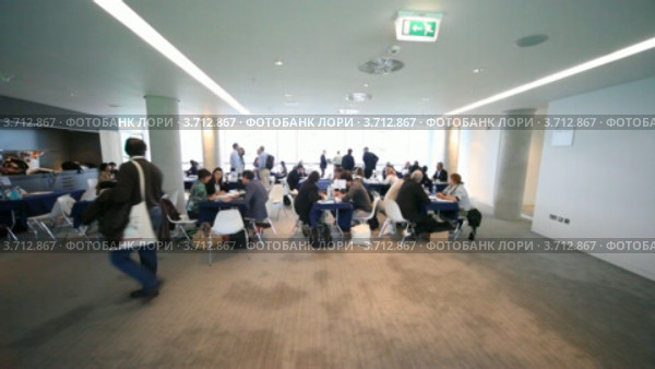 Люди сидят за столами в конференц-зале CEPIC Congress 2010 в Дублине. Редакционное видео, видеограф Losevsky Pavel / Фотобанк Лори