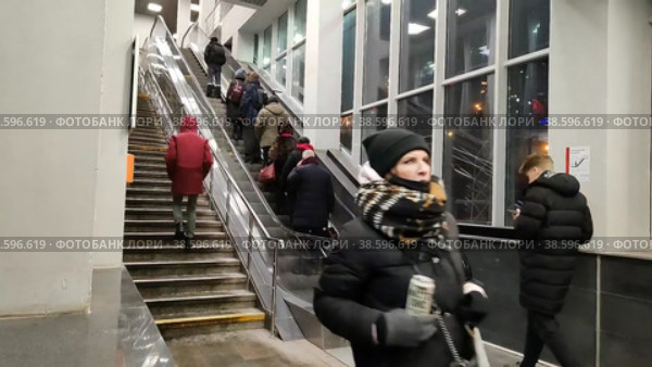 Люди спускаются и поднимаются вечером в вестибюле станции метро "Крымская". Московское центральное кольцо (МЦК). Таймлапс, ускоренная съемка. МОСКВА / Россия - 21 декабря 2021 года. MOSCOW / Russia - December 21, 2021: people go down and go up in the lobby of the Krymskaya metro station in the evening. Moscow Central Circle (MCC). Timelapse. Редакционное видео, видеограф Ирина / Фотобанк Лори